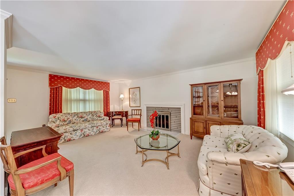 6922 Merton Road Pittsburgh, PA 15202 - Photo 4 of 24 Living Room