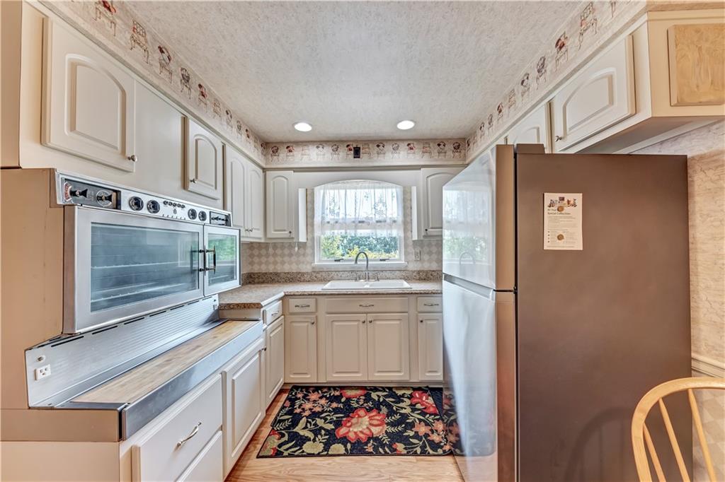 6922 Merton Road Pittsburgh, PA 15202 - Photo 8 of 24 Kitchen