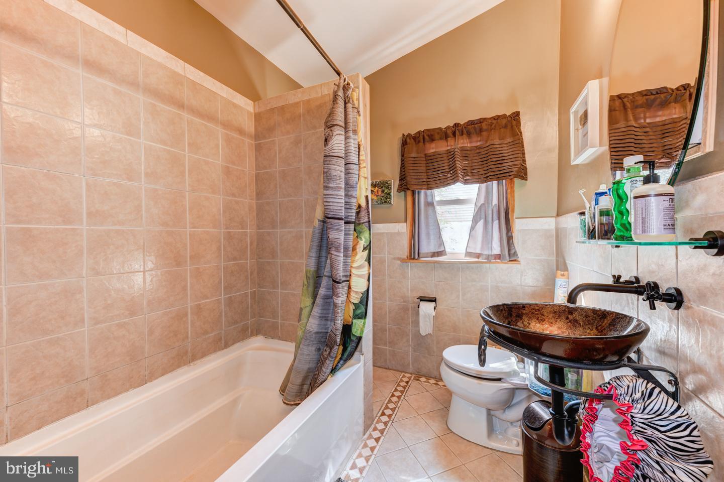 463 Davisville Road Southampton, PA 18966 - Photo 21 of 50 Main Floor Hall Bath