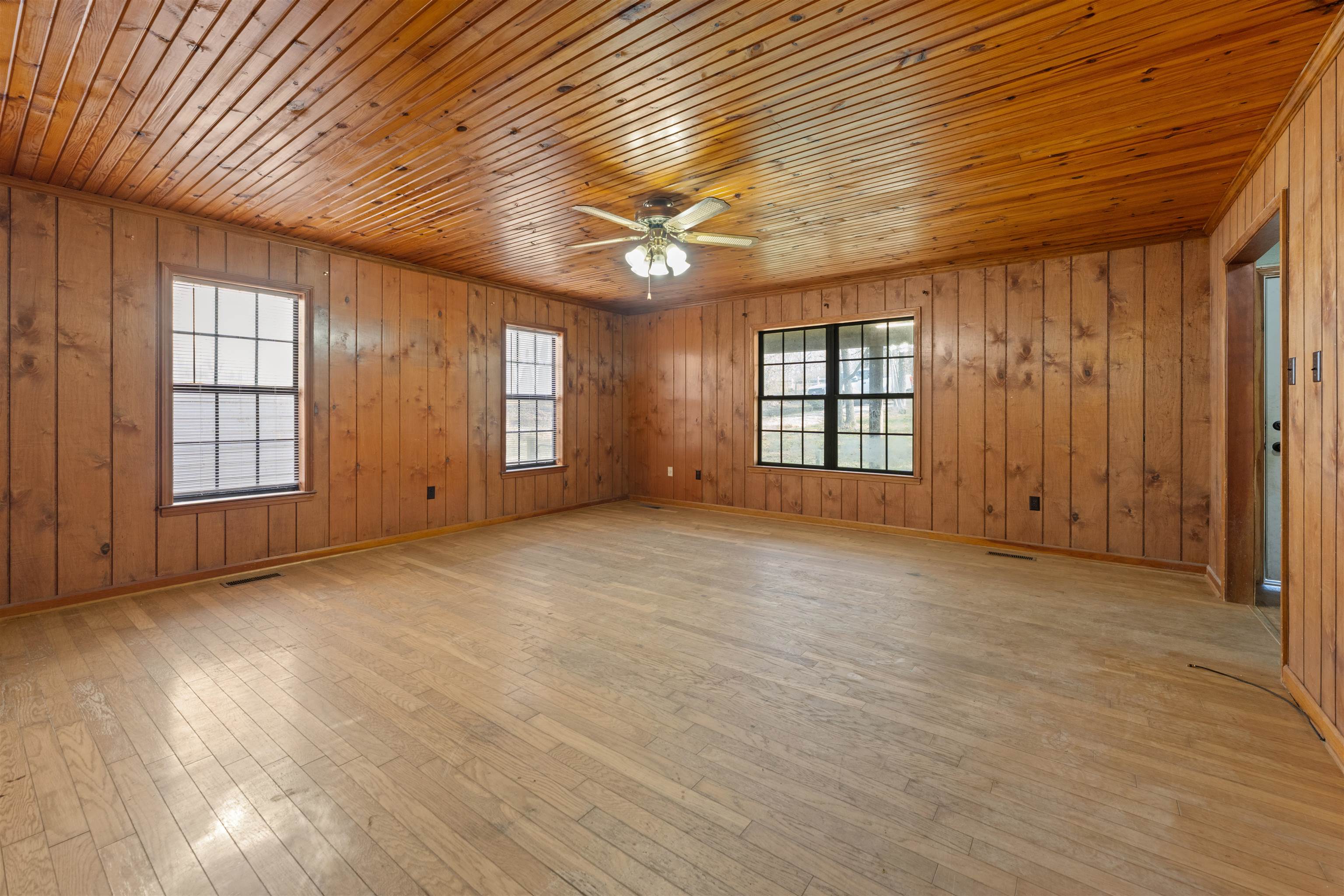 465 Metro Road Eads, TN 38028 - Photo 5 of 27 an empty room with windows