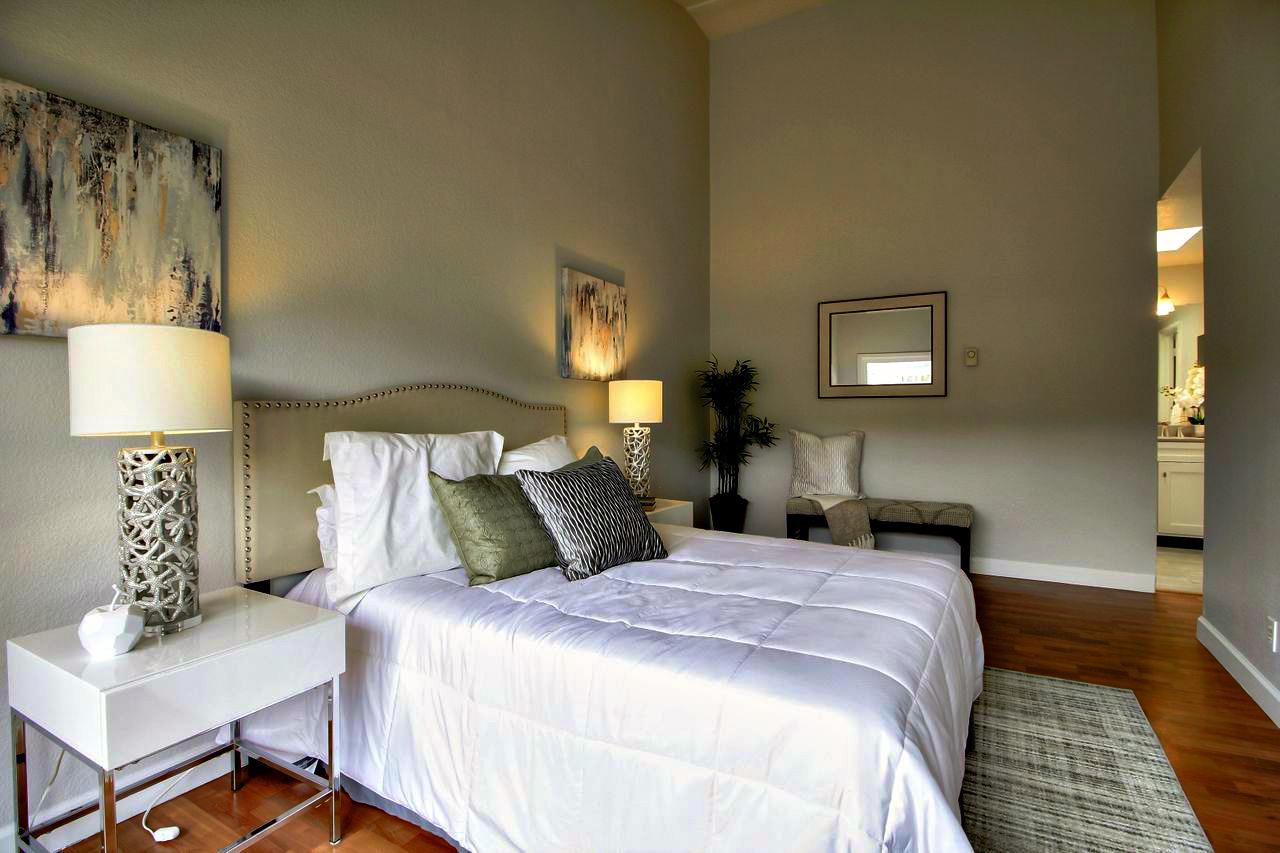 207 Monterey Road, Unit 7 Pacifica, CA 94044 - Photo 14 of 34 a bedroom with a bed and lamps