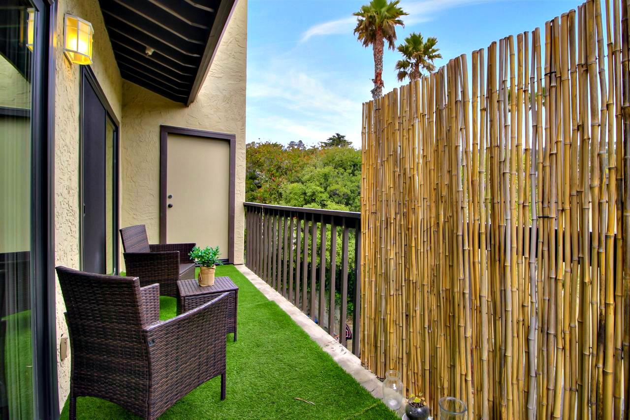 207 Monterey Road, Unit 7 Pacifica, CA 94044 - Photo 21 of 34 a balcony with table and chairs
