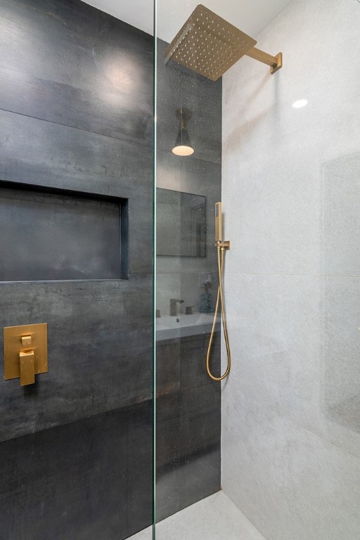 28 Spenstone Road Cranston, RI 02910 - Photo 11 of 29 First Floor Shower
