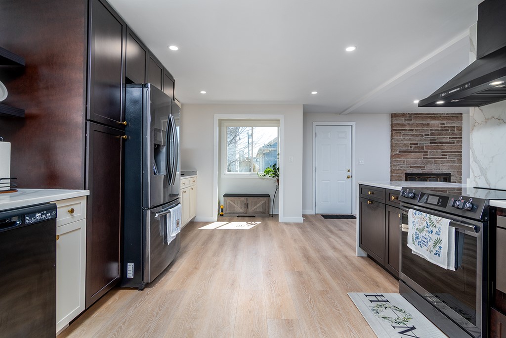 28 Spenstone Road Cranston, RI 02910 - Photo 5 of 29 Newly Redone Kitchen