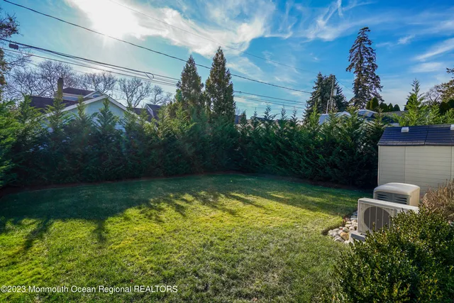 a view of a yard in front of house
