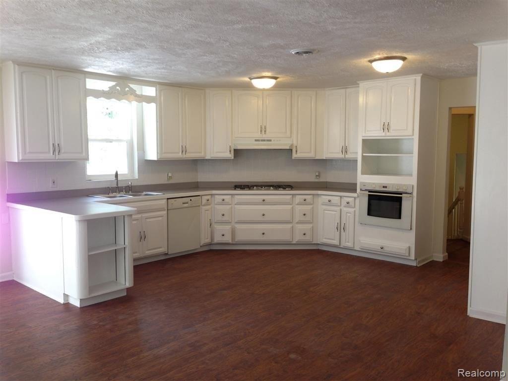 13343 Germany Road Fenton, MI 48430 - Photo 2 of 25 Large bright kitchen