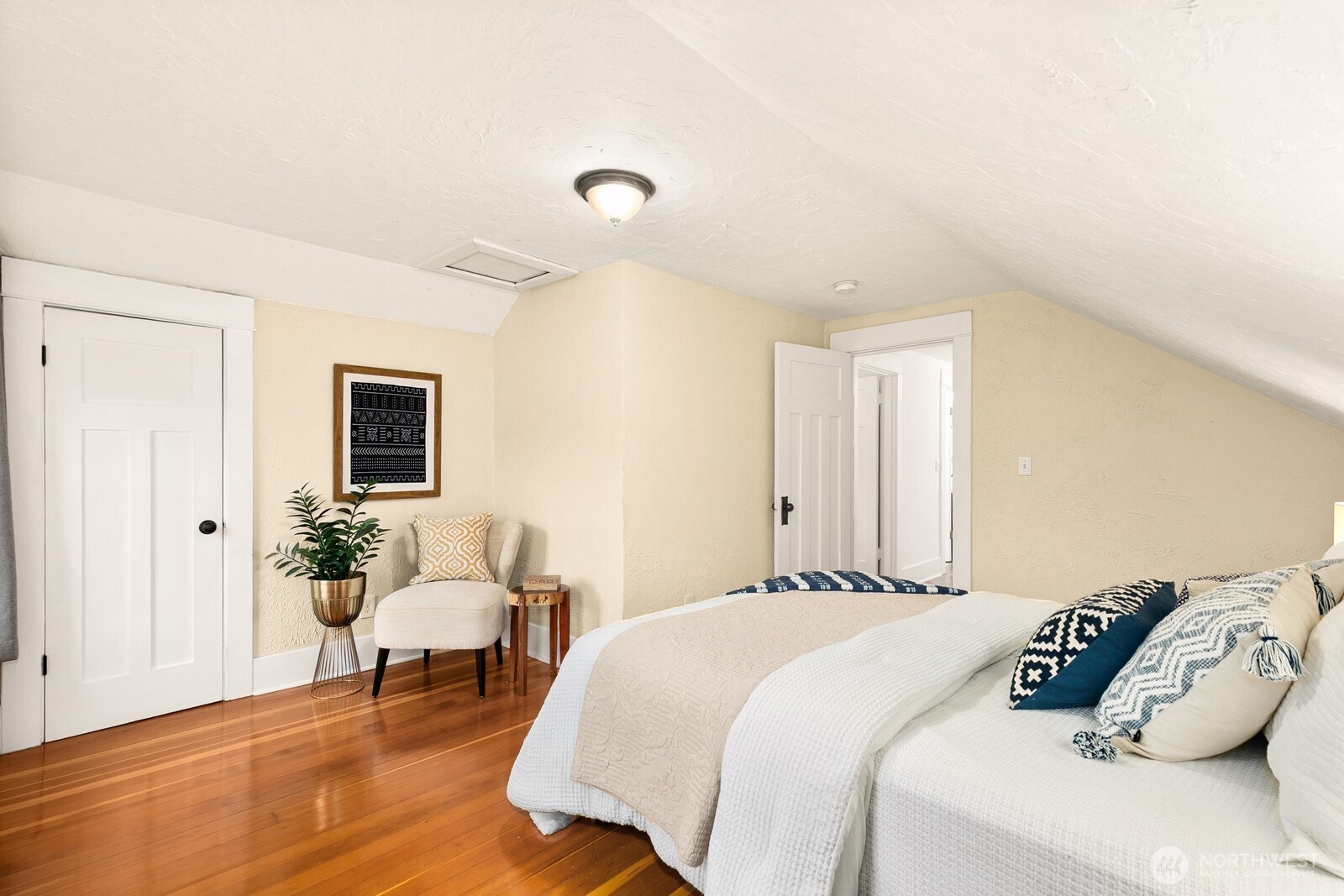 4207 Southwest Manning Street Seattle, WA 98116 - Photo 15 of 28