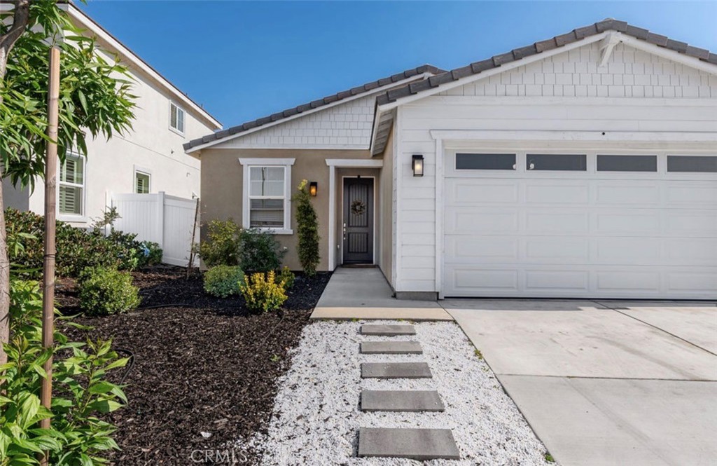 455 East Orchard Street Rialto, CA 92376 - Photo 4 of 22 a front view of a house with garden