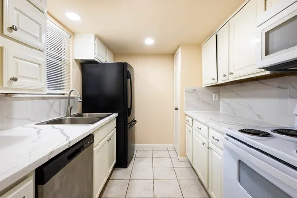 $1,390 | 5921 Arncliffe Drive, Unit 5921, Houston, TX 77088