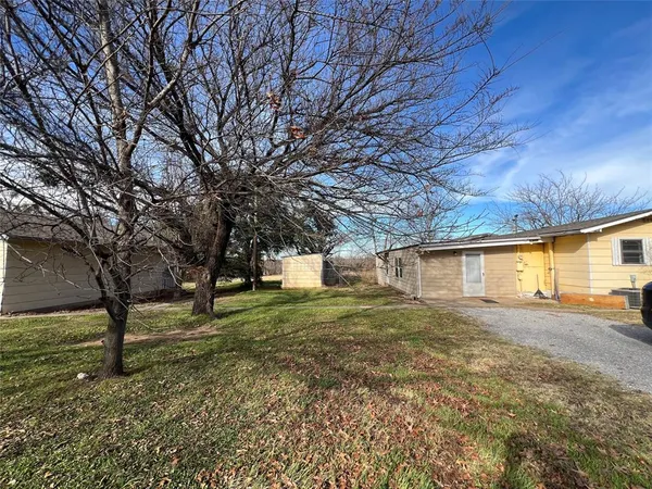 a view of a yard with a tree