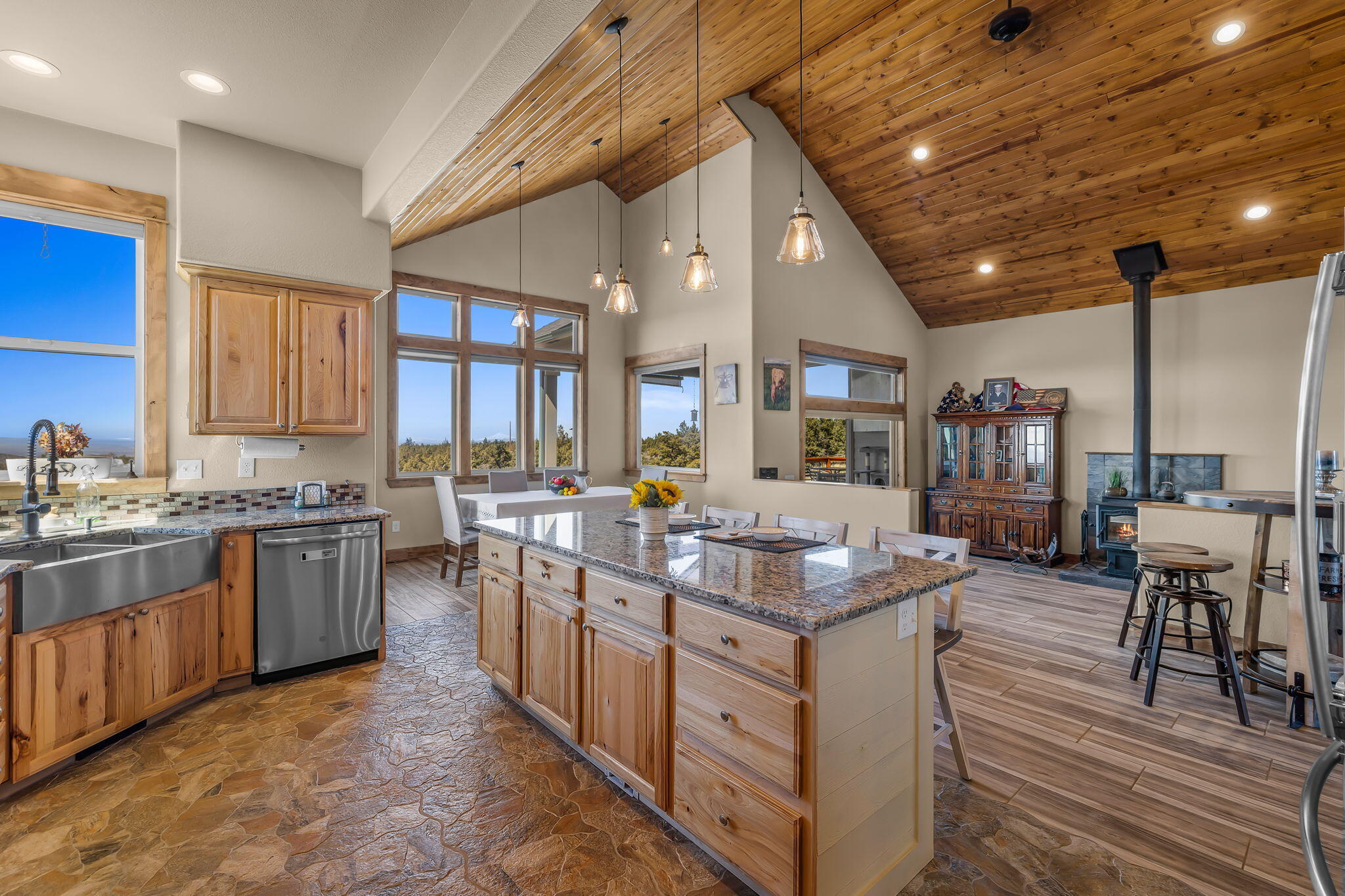 6040 Gravett Road Prineville, OR 97754 - Photo 12 of 77 a large kitchen with lots of counter top space