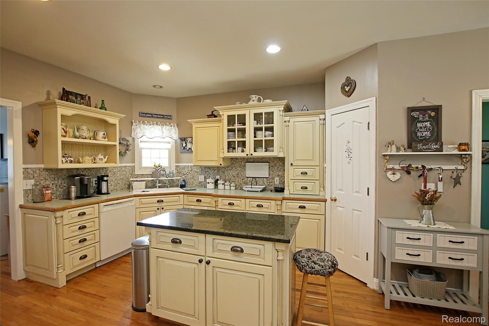 9026 Washburn Road Goodrich, MI 48438 - Photo 16 of 74 16) Kitchen.jpg