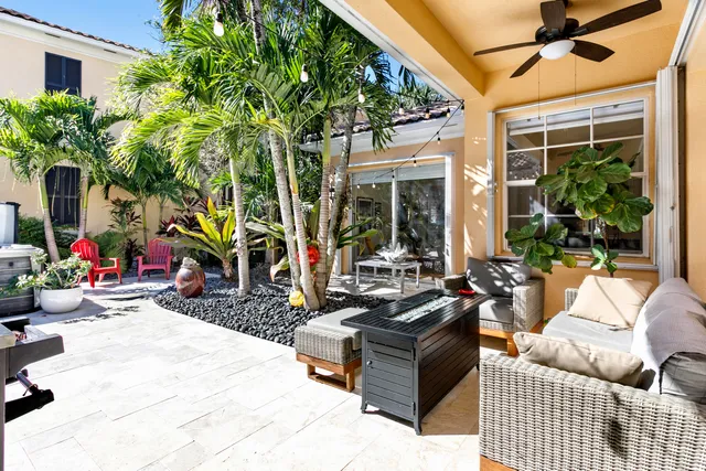 a view of outdoor space yard and porch