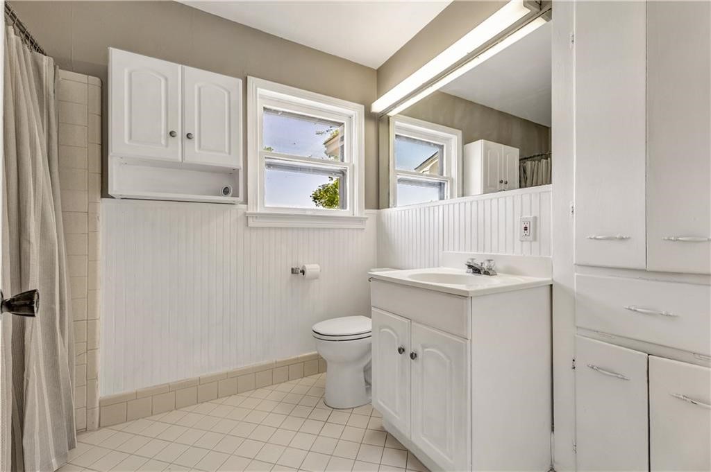 211 Tate Lane Round Rock, TX 78665 - Photo 14 of 40 a bathroom with a sink toilet and mirror