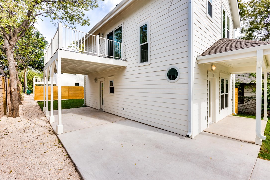 1906 East 17th Street, Unit 1 Austin, TX 78702 - Photo 5 of 33 a view of a white house with a large space