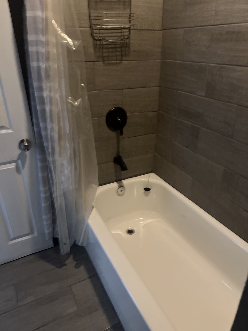 12124 South Normal Avenue Chicago, IL 60628 - Photo 9 of 36 a bathroom with a white bath tub