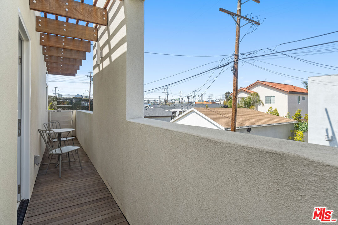 823 Flower Avenue Venice, CA 90291 - Photo 16 of 17 a view of a balcony