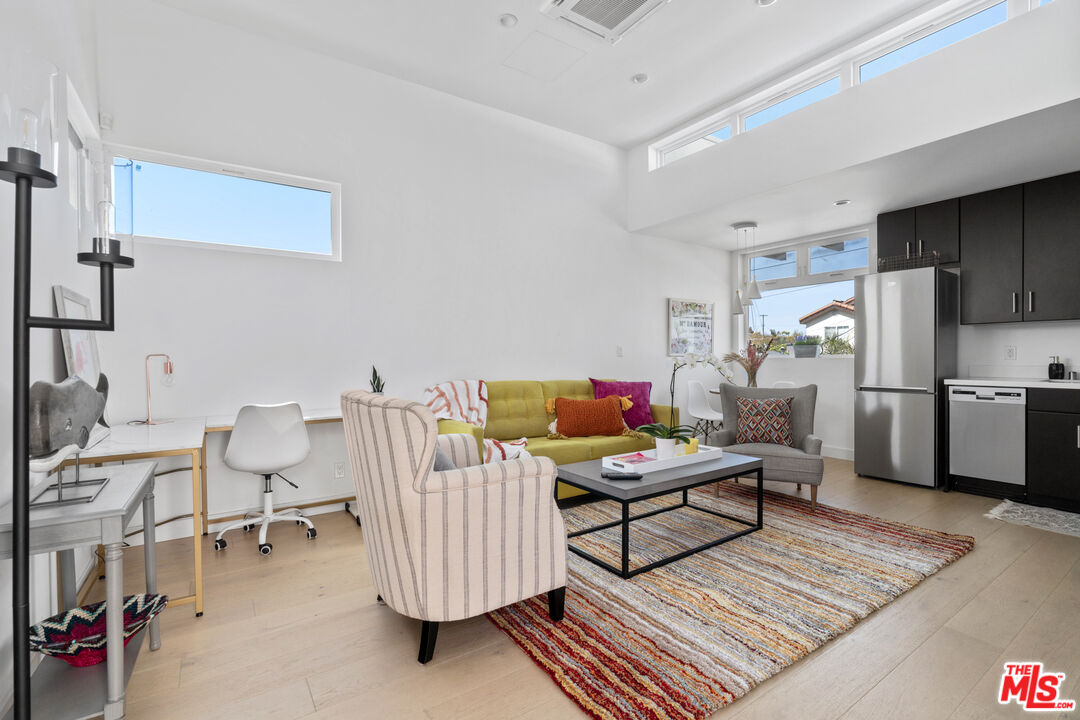 823 Flower Avenue Venice, CA 90291 - Photo 2 of 17 a bedroom with furniture and a rug