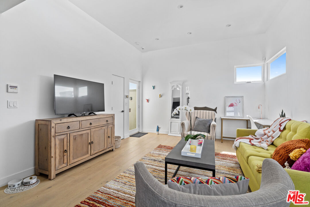 823 Flower Avenue Venice, CA 90291 - Photo 5 of 17 a living room with furniture and a flat screen tv