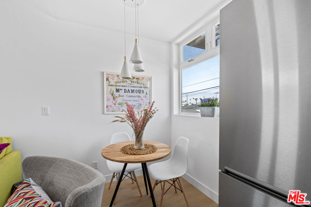 823 Flower Avenue Venice, CA 90291 - Photo 8 of 17 a view of a livingroom with furniture and a table