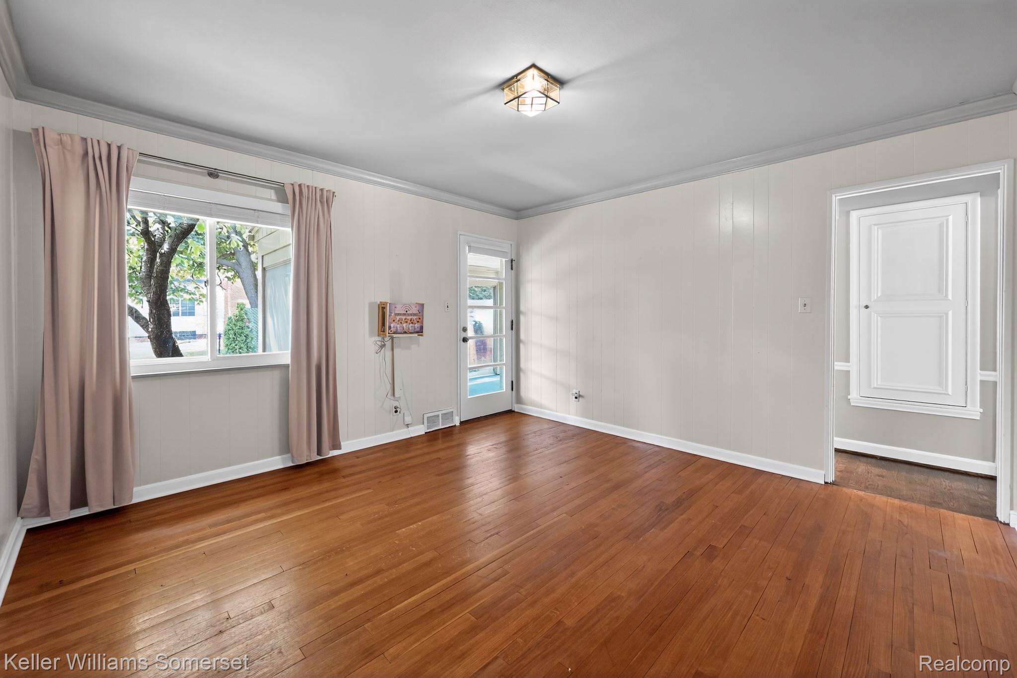 1681 Oxford Road Grosse Pointe, MI 48236 - Photo 14 of 25 1681_Oxford_Rd-Living_room-P-15.jpg