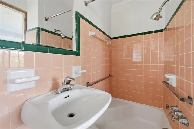 $1,295,000 | 514 77th Street, Holmes Beach, FL 34217