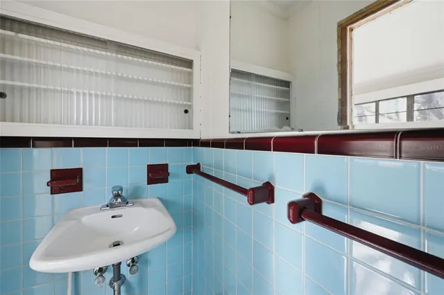 $1,295,000 | 514 77th Street, Holmes Beach, FL 34217