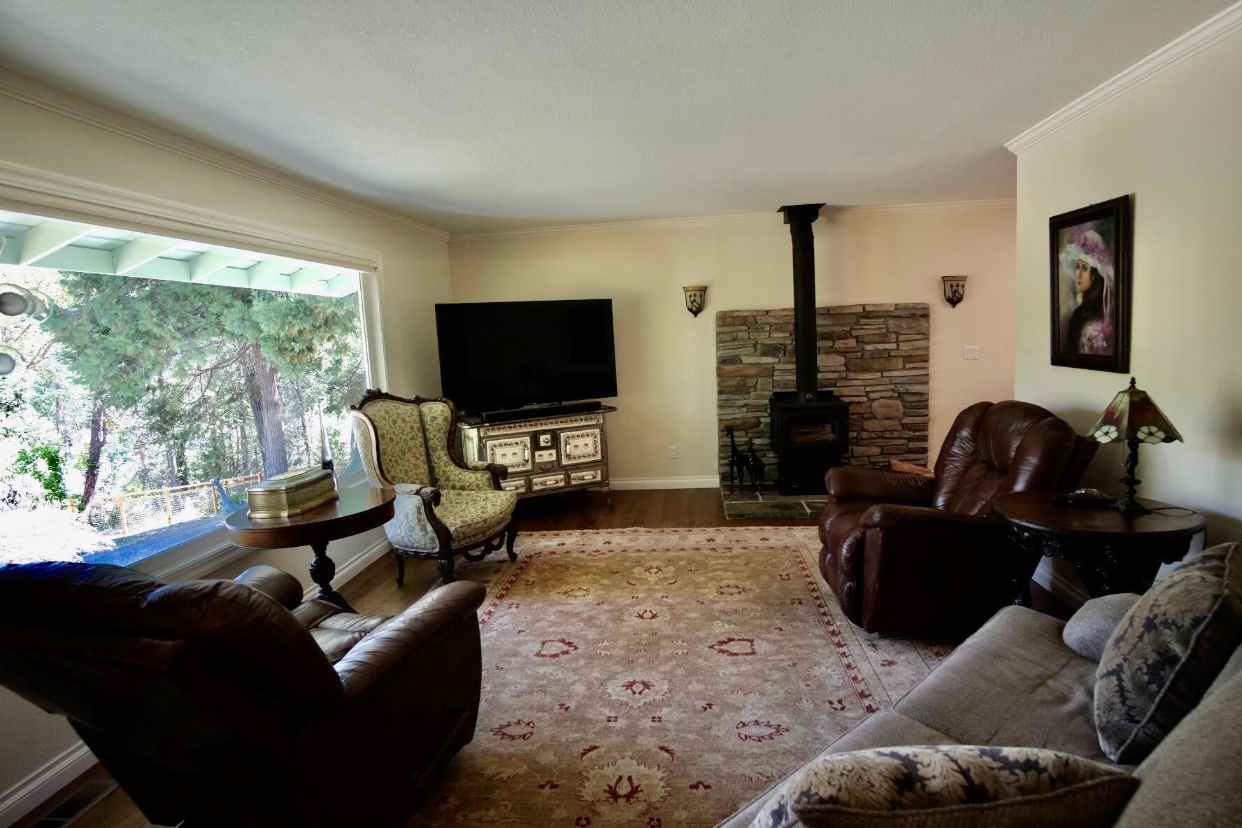 5781 Donaldson Road Grants Pass, OR 97526 - Photo 10 of 25 living room