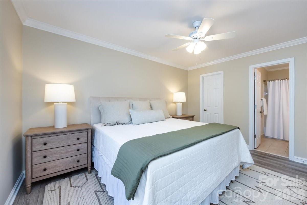 430 Queens Road, Unit 221 Charlotte, NC 28207 - Photo 12 of 21 a spacious bedroom with a bed and a lamp