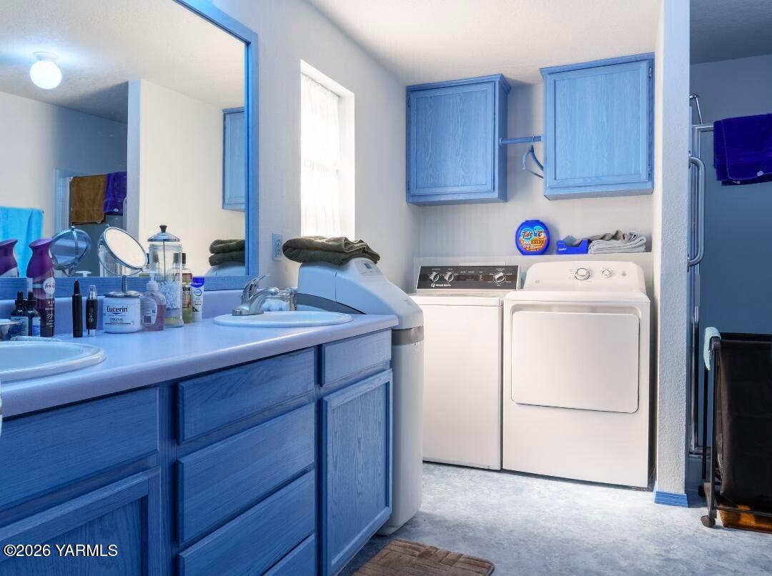 3701 Gun Club Road, Unit 111 Yakima, WA 98901 - Photo 13 of 30 master bath