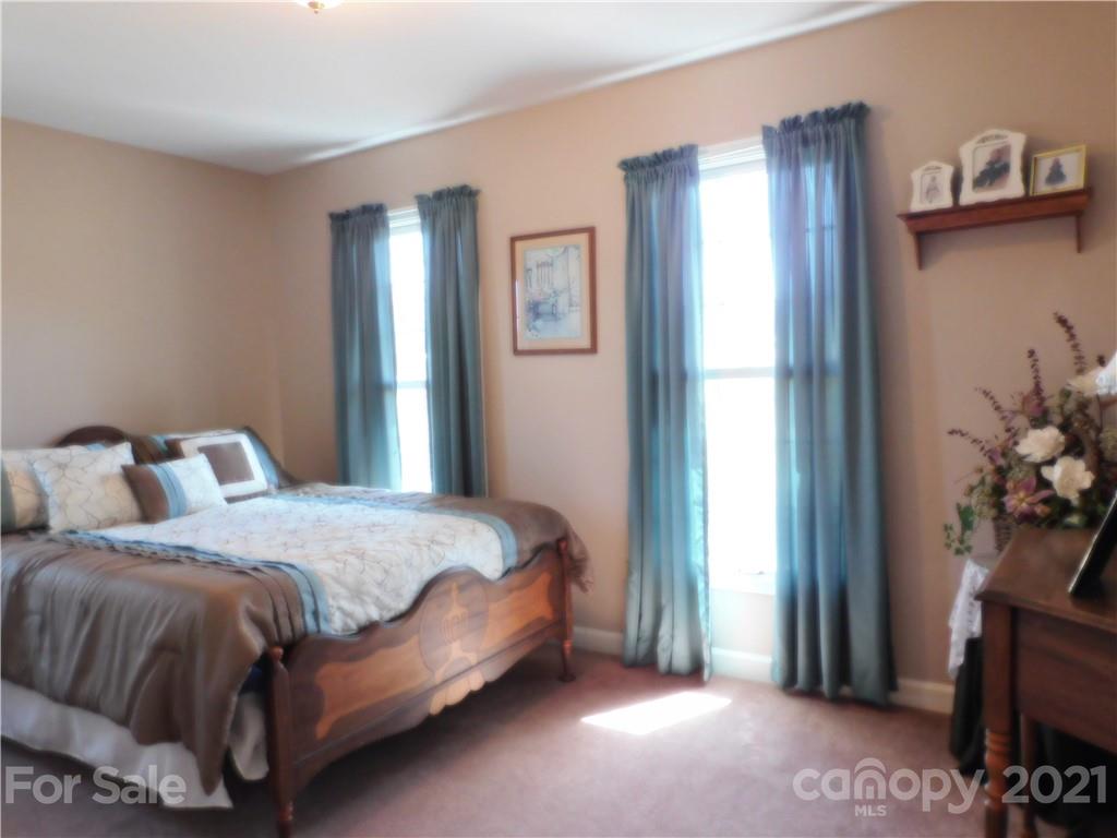 3800 Sherer Road Sharon, SC 29742 - Photo 20 of 42 a bedroom with a bed and a potted plant