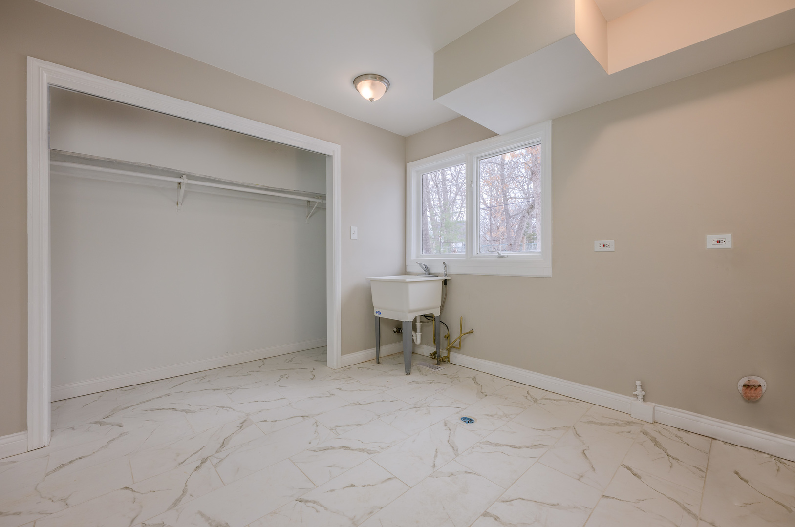 129 Cornwall Drive Crete, IL 60417 - Photo 18 of 52 an empty room with a window
