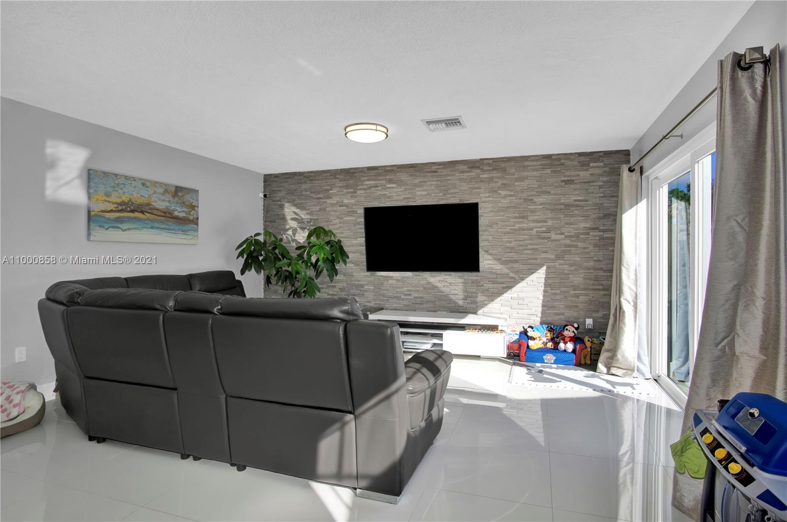 West Esplanade Hialeah, FL 33015 - Photo 13 of 44