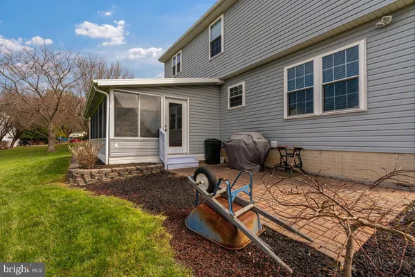 a view of house with a yard