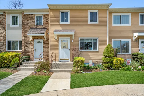 $589,000 | 3 Town House Drive, Massapequa Park, NY 11762