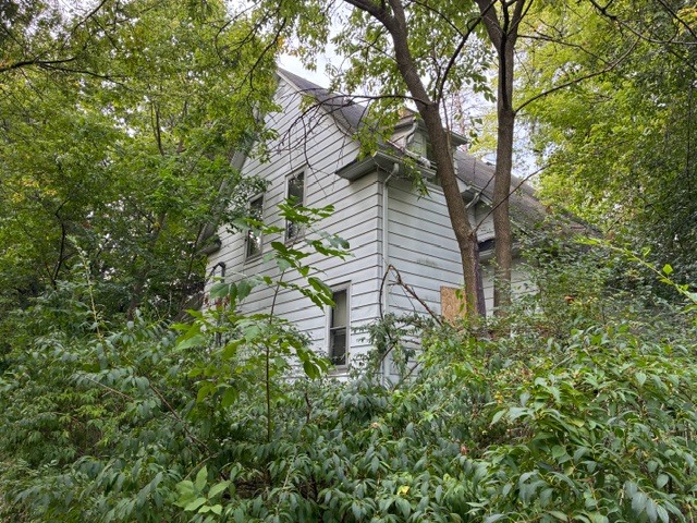 1504 West Glen Flora Avenue Waukegan, IL 60085 - Photo 2 of 9 a backyard of a house with lots of green space