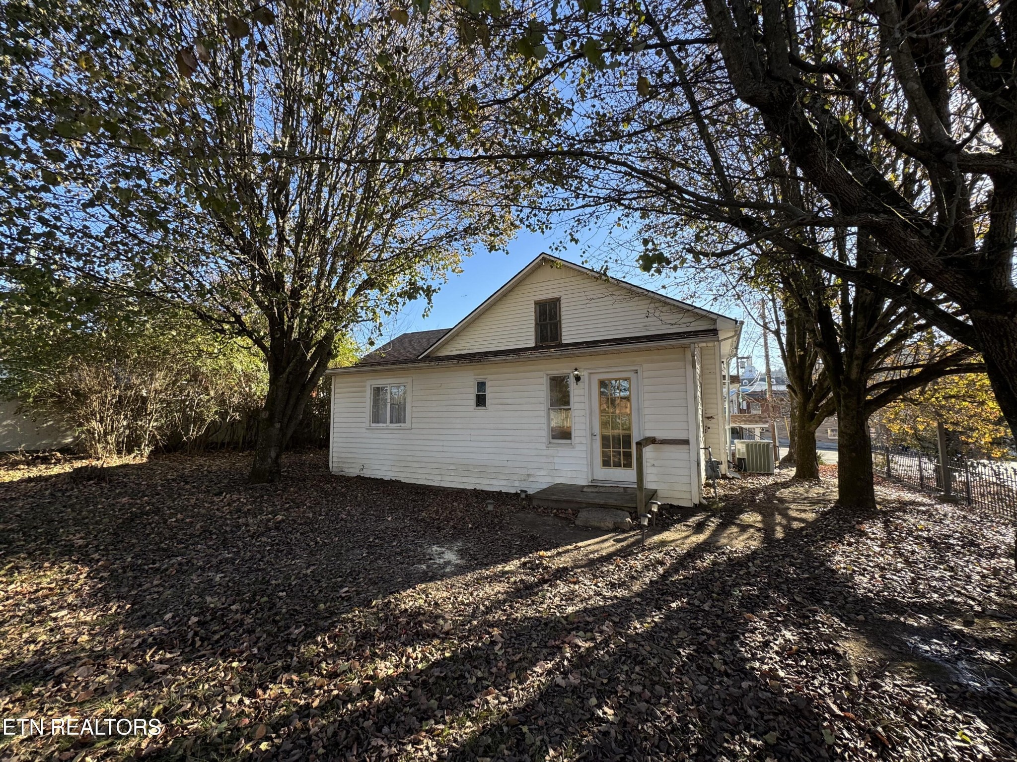 135 North Kentucky Street Kingston, TN 37763 - Photo 2 of 31