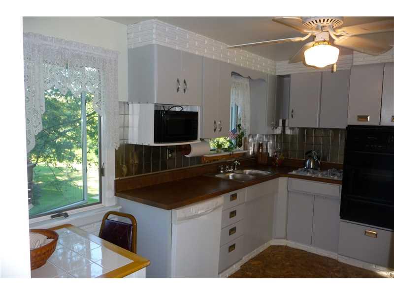 21 Kennedy Lane McKees Rocks, PA 15136 - Photo 12 of 16 Kitchen.