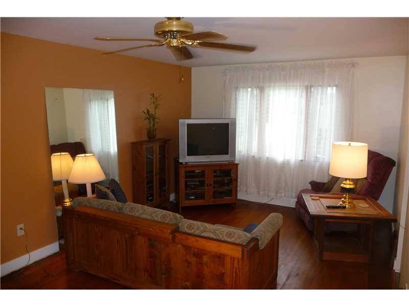 21 Kennedy Lane McKees Rocks, PA 15136 - Photo 3 of 16 Living Room.