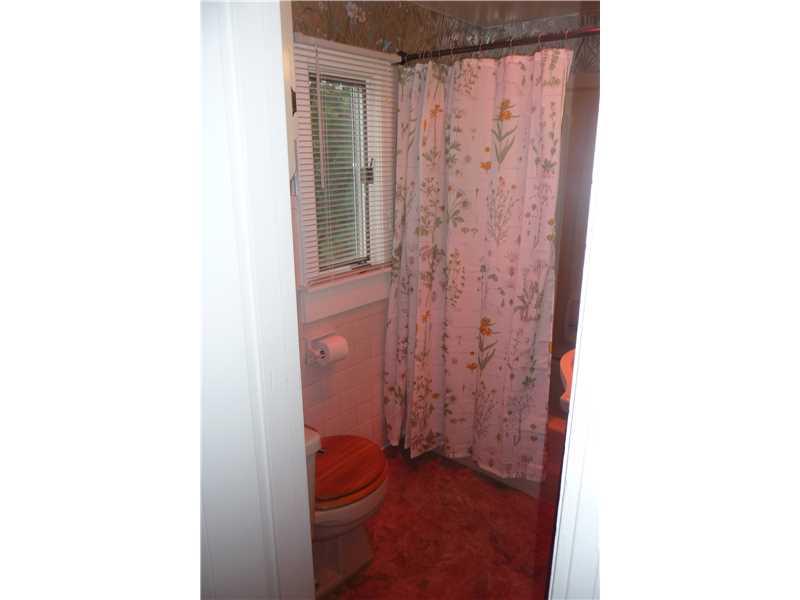 21 Kennedy Lane McKees Rocks, PA 15136 - Photo 8 of 16 Full Bath.