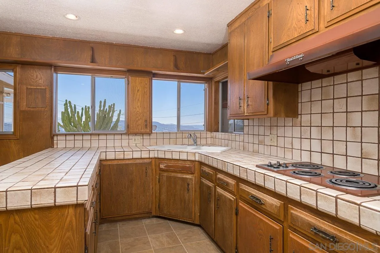 12111 Serena Road Lakeside, CA 92040 - Photo 8 of 36 Gallery Image 8