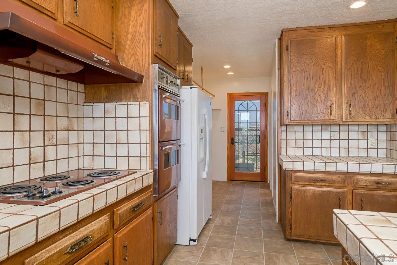 12111 Serena Road Lakeside, CA 92040 - Photo 9 of 36 Gallery Image 9