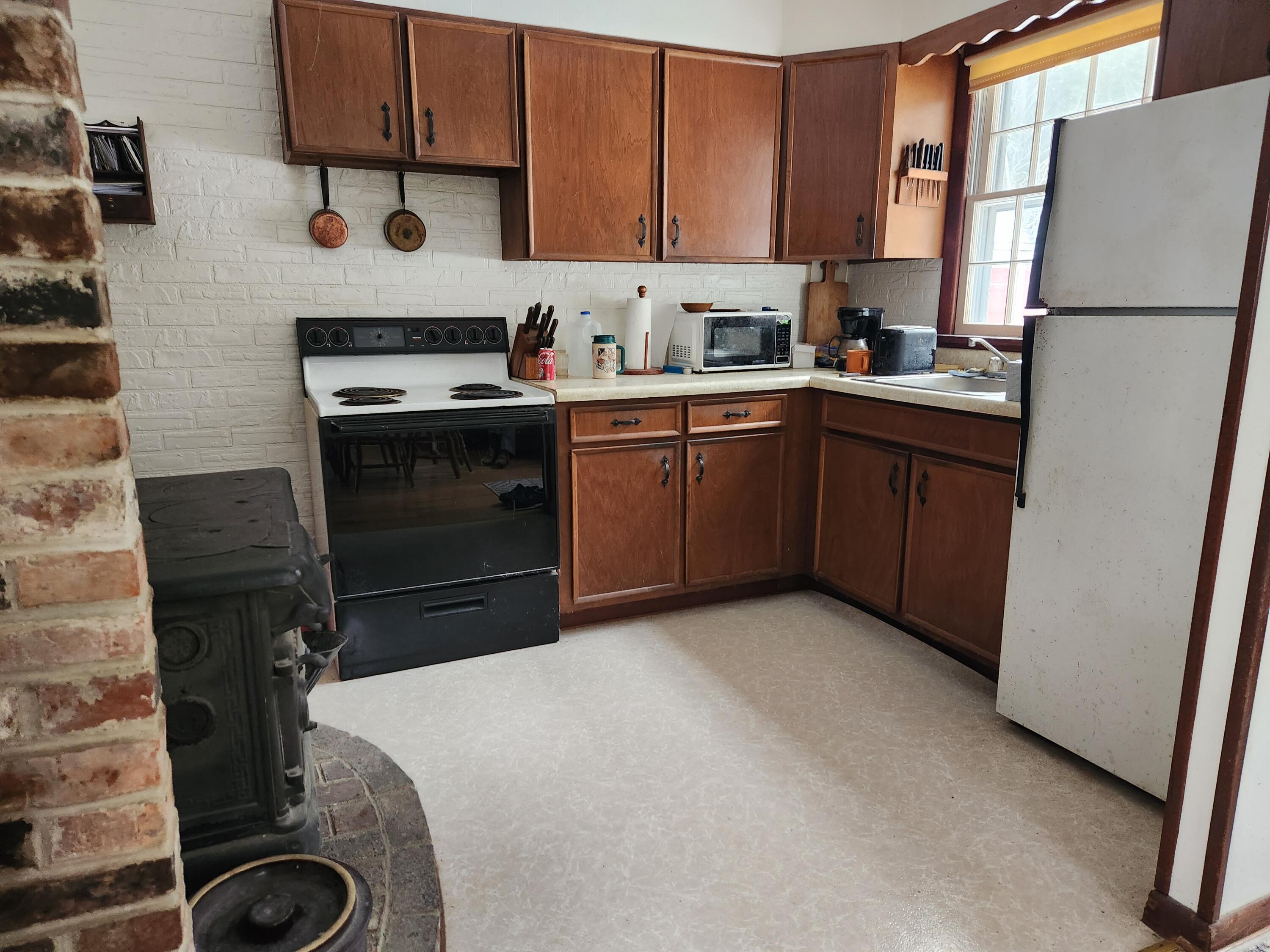 86 Beach Road Lincolnville, ME 04849 - Photo 9 of 40 20251213_102815