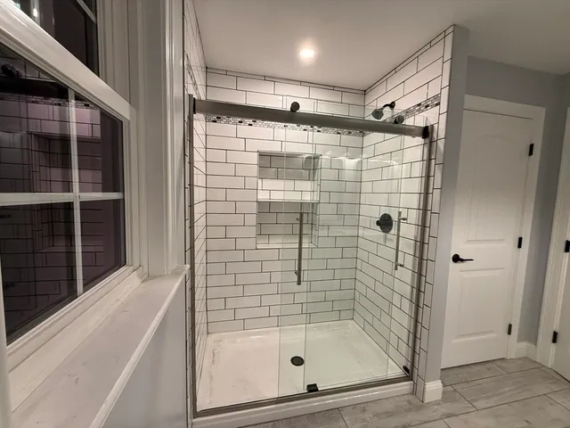 a view of a hallway with windows and entryway