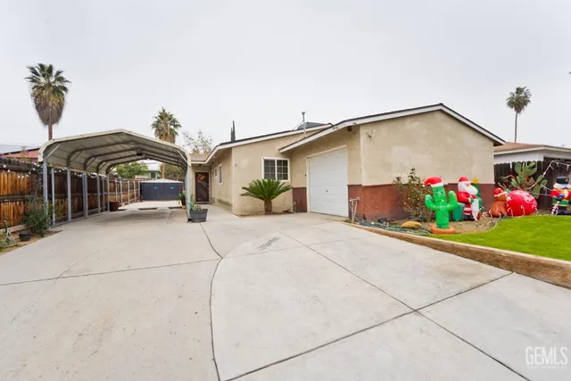 a view of entryway and hall