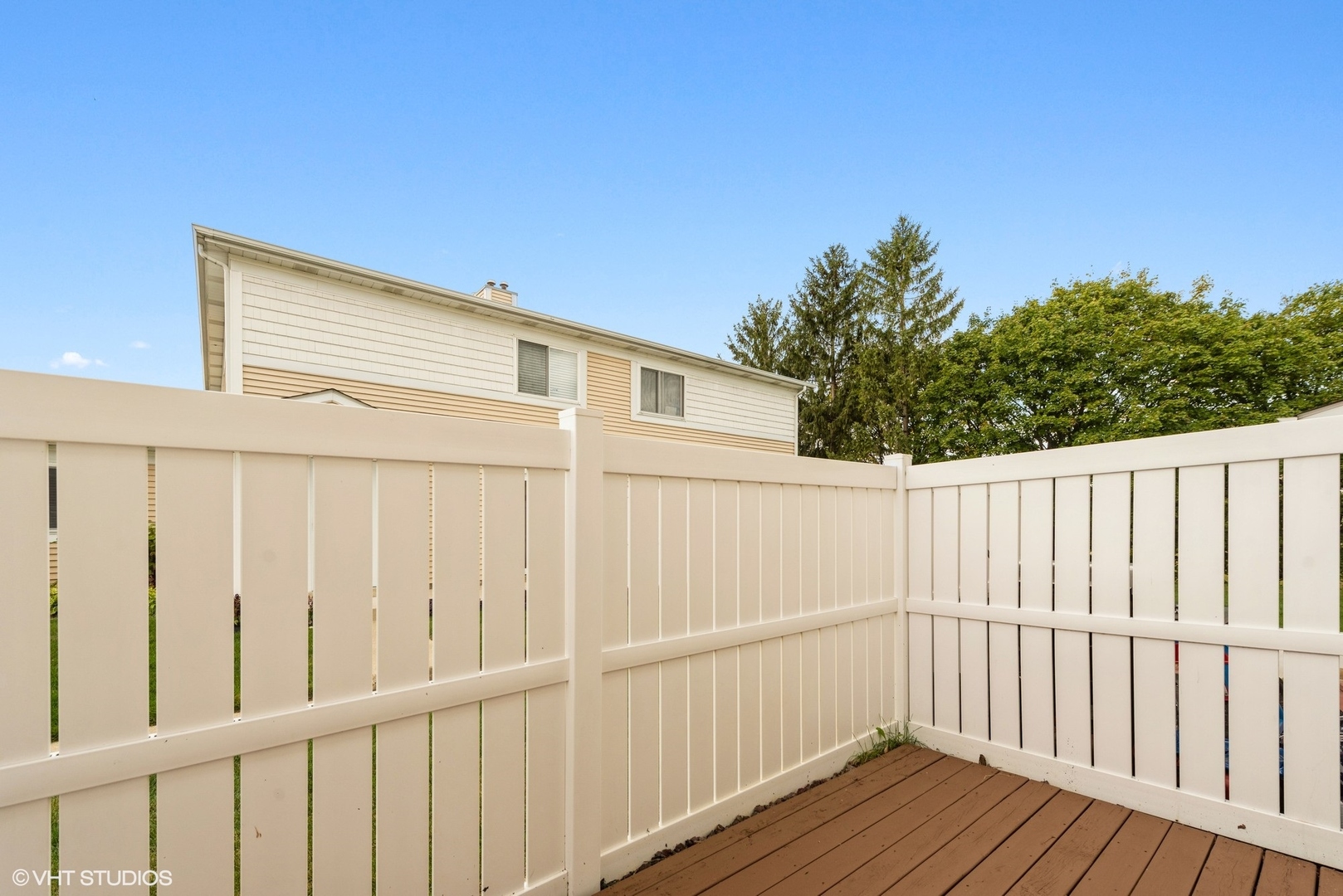 1560 Cornell Circle, Unit 31A Hoffman Estates, IL 60169 - Photo 11 of 12 a view of a wooden fence