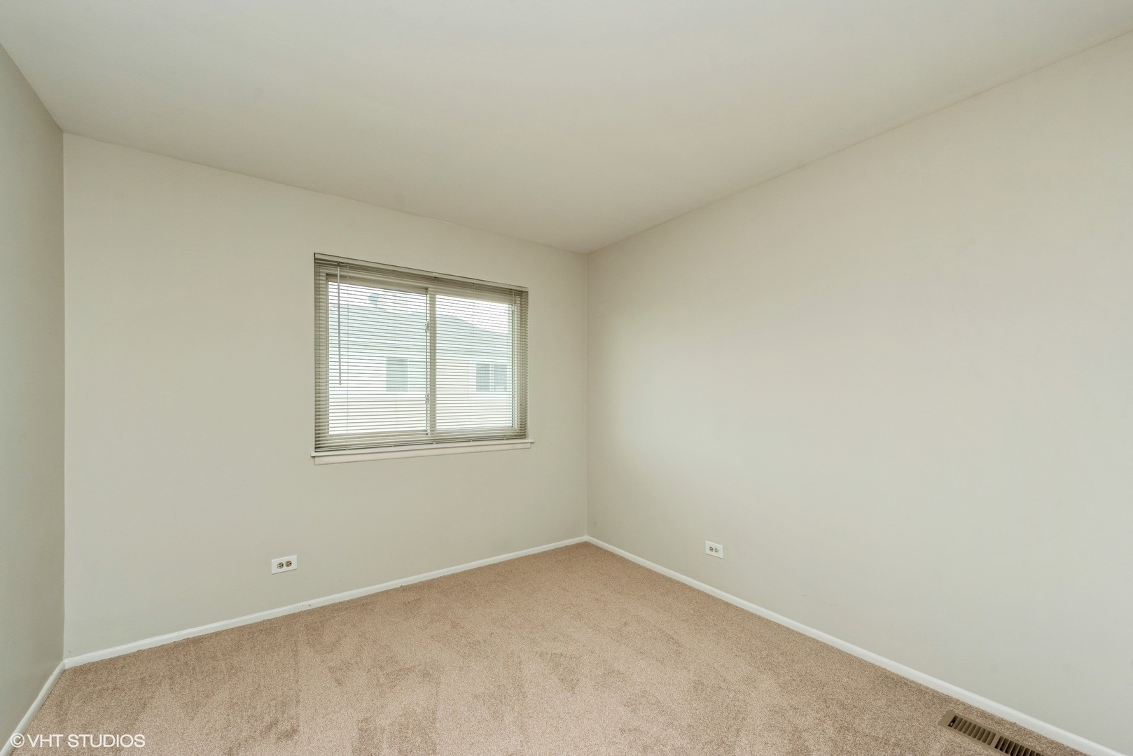 1560 Cornell Circle, Unit 31A Hoffman Estates, IL 60169 - Photo 9 of 12 an empty room with a window