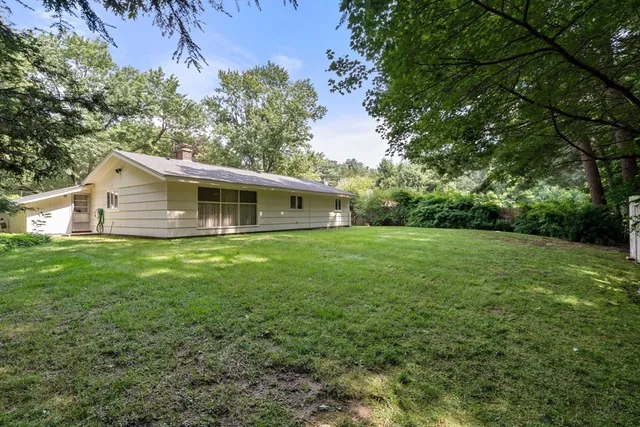 a view of a house with backyard and garden