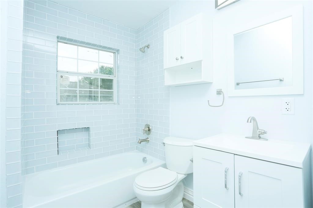 3603 Bastrop Street, Unit 4 Houston, TX 77004 - Photo 8 of 10 a bathroom with a sink a toilet and a bathtub