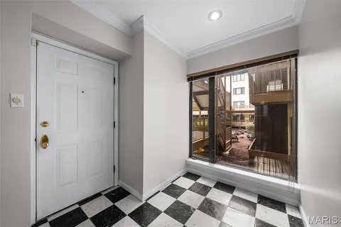 $325,000 | 250 South Brentwood Boulevard, Unit 1F, Clayton, MO 63105